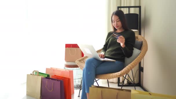 美丽的亚洲女人在家用笔记本电脑进行网上购物的镜头 — 图库视频影像