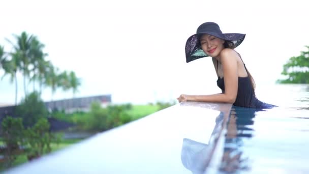 Imagens Mulher Asiática Relaxante Piscina Durante Férias Verão — Vídeo de Stock