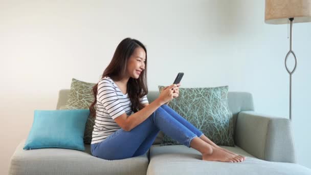 Metraje Hermosa Mujer Asiática Usando Teléfono Inteligente Casa — Vídeo de stock