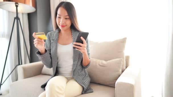 Metraje Hermosa Mujer Asiática Haciendo Shopping Con Smartphone Casa — Vídeos de Stock