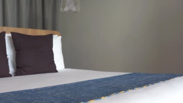 Πλάνα Από Πολυτελή Επιπλωμένη Κρεβατοκάμαρα Στο Ξενοδοχείο — Αρχείο Βίντεο