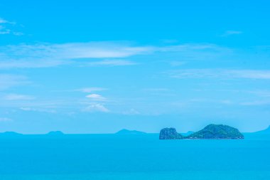 Ada ve beyaz bulut ile güzel açık deniz okyanus manzarası 