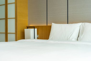 Güzel lüks rahat beyaz yastık ve battaniye yatakta