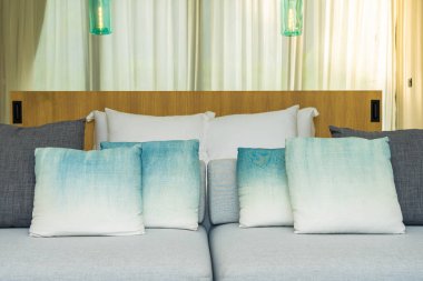 Kanepe sandalyede rahat yastık