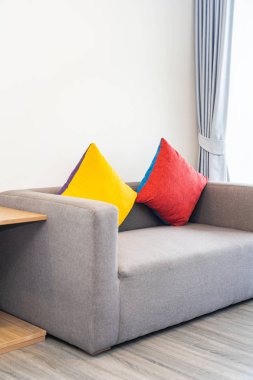 Koltuğun iç tarafında yastık var.