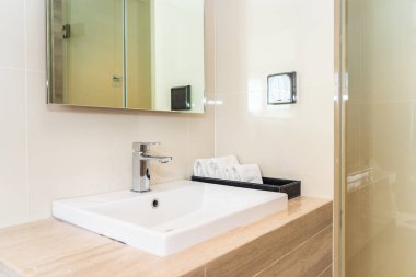 Banyoda lavabo dekorasyonu.