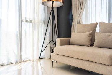 Kanepe sandalyede rahat yastık