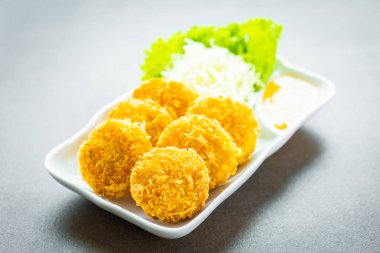 Derin yağda kızartılmış karides pasta veya topu sebze ile