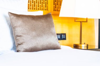 Yatak ve battaniye üzerinde güzel lüks rahat beyaz yastık Dec