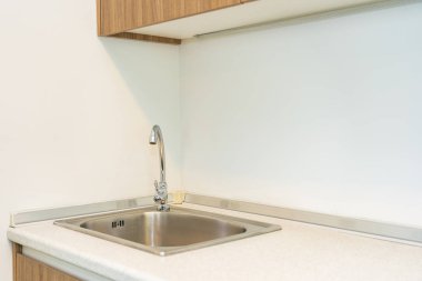 Mutfağın içindeki musluk ve lavabo dekorasyonu.