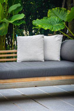 Kanepe sandalyede rahat yastık