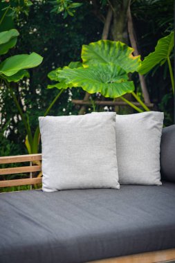 Kanepe sandalyede rahat yastık