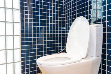 Banyo içindeki klozet kapağı.