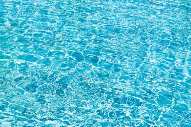 Soyut ve yüzey havuzu suyu, güneş ışığının geri çekilmesiyle yansır