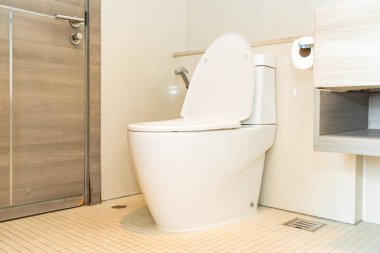 Banyo içindeki klozet kapağı.