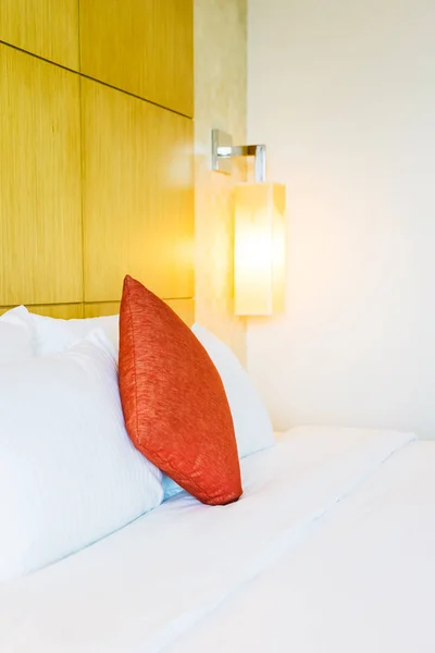 Bílé pohodlný polštář na posteli dekorace — Stock fotografie