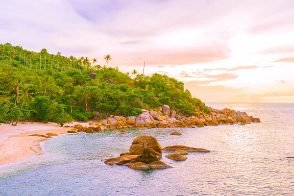 ทะเลชายหาดเขตร้อนกลางแจ้งที่สวยงามรอบเกาะ Samui กับ co — ภาพถ่ายสต็อก