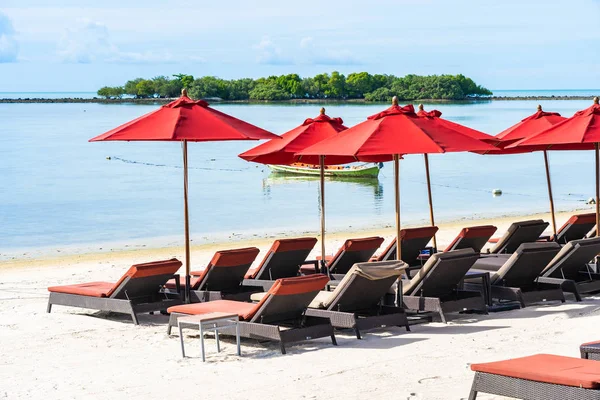 Hermosa playa tropical al aire libre mar océano con sombrilla silla a — Foto de Stock