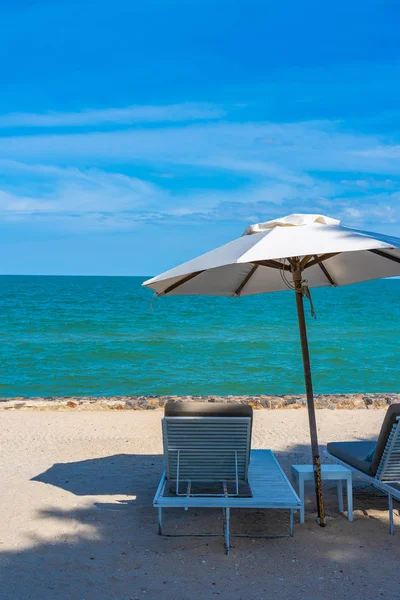 Όμορφη ομπρέλα και καρέκλα γύρω από την παραλία θάλασσα ωκεανός με μπλε SK — Φωτογραφία Αρχείου