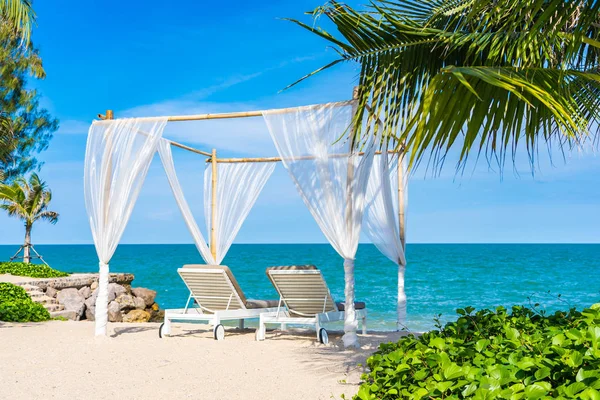 Bellissimo ombrellone e sedia intorno spiaggia mare oceano con sk blu — Foto Stock