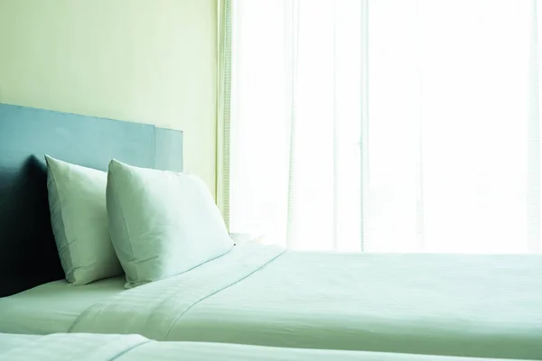 Kussen en deken op bed met lichte lamp decoratie interieur — Stockfoto