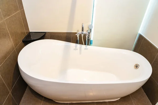 Gyönyörű luxus fehér fürdőkád dekoráció belső — Stock Fotó