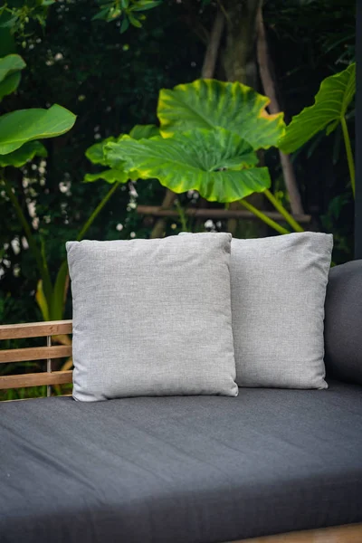 Bantal nyaman di kursi sofa — Stok Foto