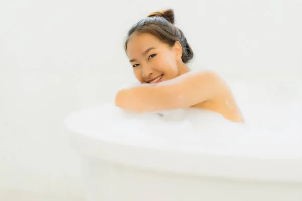 Πορτρέτο όμορφη νεαρή γυναίκα της Ασίας λαμβάνουν μπανιέρα στο μπάνιο — Φωτογραφία Αρχείου