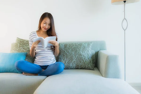 Retrato hermosa joven asiático mujeres leyendo libro con café cu — Foto de Stock