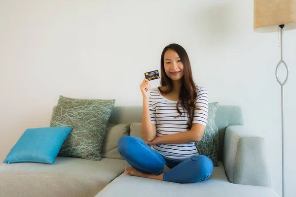 Retrato hermosa joven asiático mujeres con tarjeta de crédito móvil pho — Foto de Stock