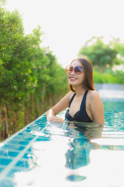 Portrét krásné mladé asijské ženy šťastný úsměv relaxovat venku s — Stock fotografie