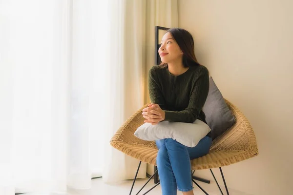 Porträt schöne junge asiatische Frauen glücklich lächeln entspannen sitzen o — Stockfoto
