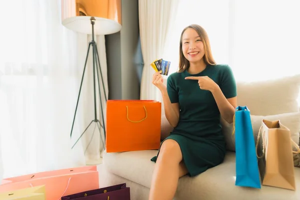 Retrato hermosa joven asiático mujeres utilizando ordenador portátil o sm — Foto de Stock