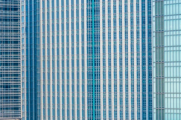 Архитектурный небоскреб с окнами — стоковое фото