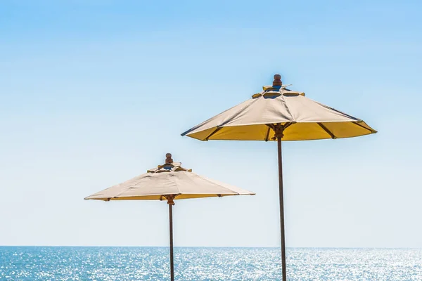 Deniz okyanus üzerinde sky şemsiye ve sandalye ile güzel manzara — Stok fotoğraf