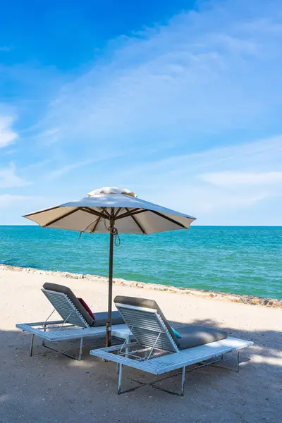 Hermoso paraguas y silla alrededor de la playa mar océano con azul sk — Foto de Stock