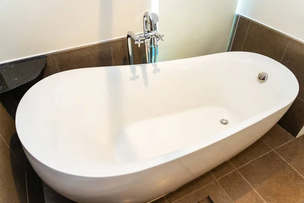 Schöne Luxus weiße Badewanne Dekoration Innenraum — Stockfoto