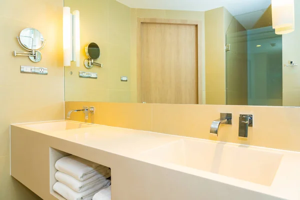 Белая раковина с водой и декор в ванной комнате — стоковое фото