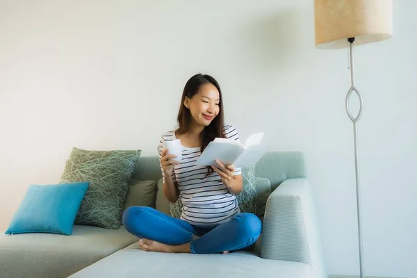 Retrato hermosa joven asiático mujeres leyendo libro con café cu — Foto de Stock