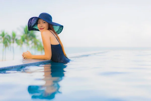 Retrato hermosa joven asiático mujeres feliz sonrisa relajarse al aire libre s — Foto de Stock