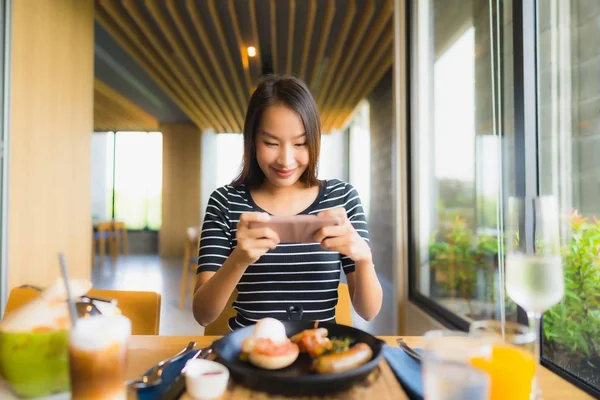 Portrait beautiful young asian women smile happy in restaurant a — Stock Photo, Image