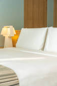Polštář a přikrývka na posteli se světelnou výzdobou interiéru