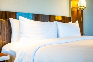 Yatakta güzel rahat beyaz yastık