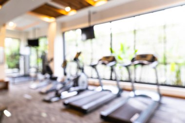 Soyut Blur ve spor salonu interi içinde defocused fitness ekipmanları