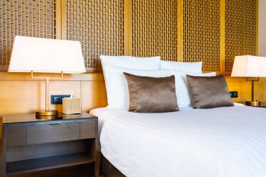 Yatak ve battaniye üzerinde güzel lüks rahat beyaz yastık Dec