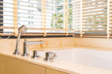 Güzel, lüks, beyaz küvet dekorasyonu.