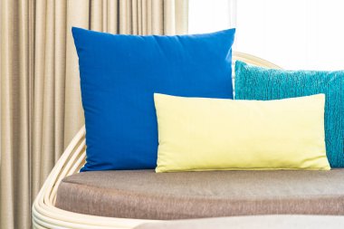 Koltuğun iç tarafında yastık var.