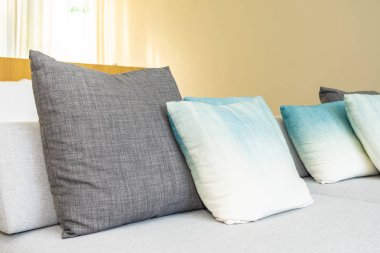 Kanepe sandalyede rahat yastık