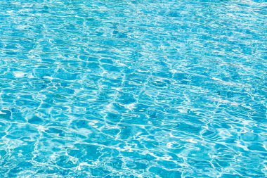 Soyut ve yüzey havuzu suyu, güneş ışığının geri çekilmesiyle yansır