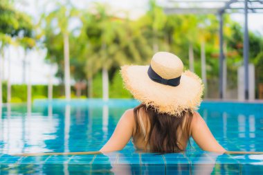 Güzel Asyalı genç kadınların portresi mutlu bir gülümseme açık havada rahatla